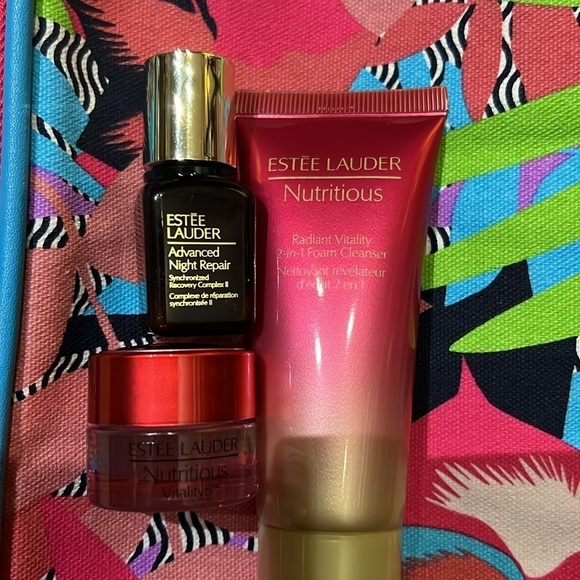 Estee Lauder 7-Piece Gift Set Pink bag - Picture 5 of 9